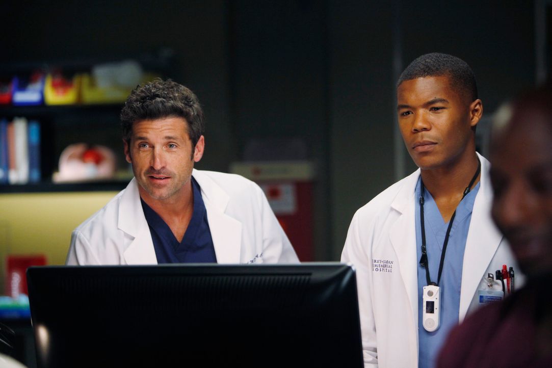 Die Ärzte Shane (Gaius Charles, r.) und Derek (Patrick Dempsey, l.) kämpfen mit einem schwierigen Hirntumor eines Patienten. Dieser weigert sich,... - Bildquelle: ABC Studios