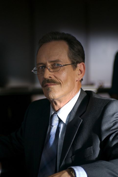 Edgar Powell (Stephen McHattie) versucht, durch eine nicht ganz legale Methode, den Auftrag zum Bau einer Schutzmauer entlang der Ostküste der Vere... - Bildquelle: 2006 RHI Entertainment Distribution, LLC