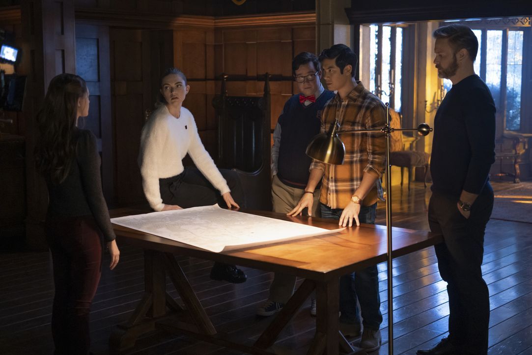 (v.l.n.r.) Hope Mikaelson (Danielle Rose Russell); Lizzie Saltzman (Jenny Boyd); Wade (Elijah B. Moore); Jed (Ben Levin); Alaric Saltzman (Matthew D... - Bildquelle: 2021 The CW Network, LLC. All rights reserved.