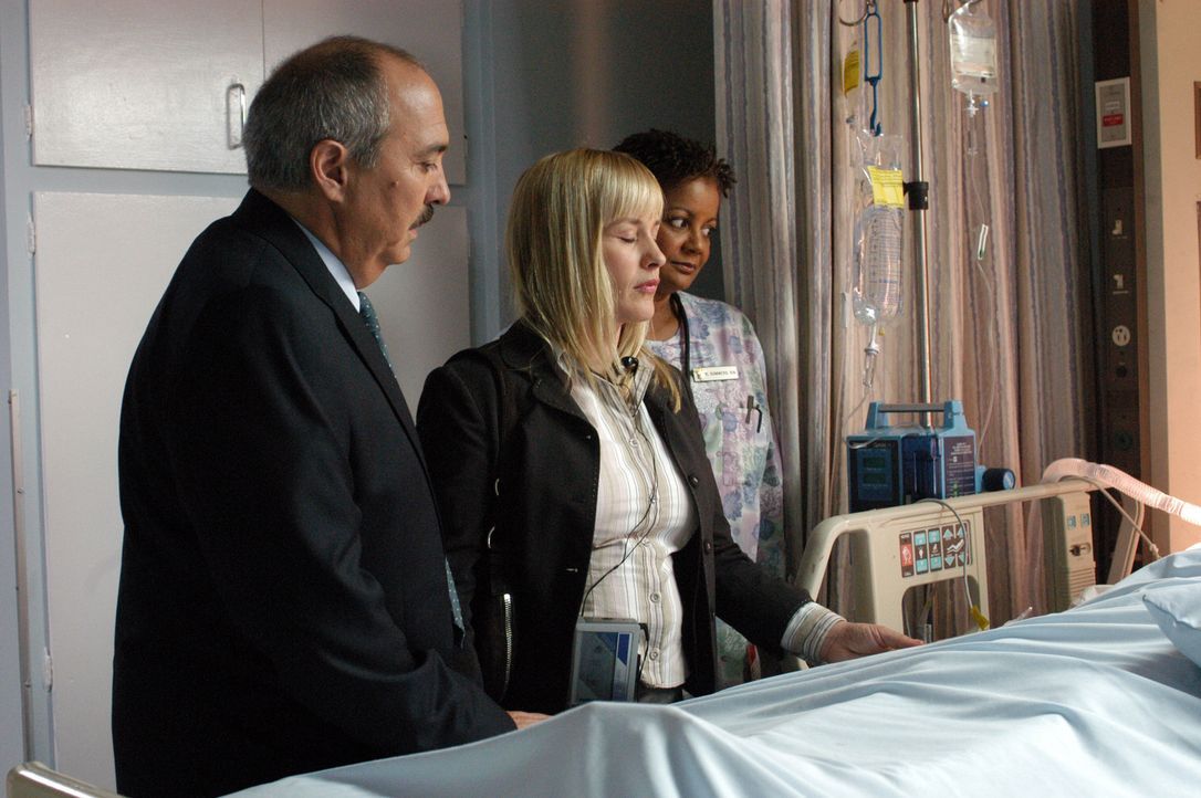 Devalos (Miguel Sandoval, l.) begleitet Allison (Patricia Arquette, M.) ins Krankenhaus, wo sie versuchen will, mit einer Komapatientin in Kontakt z... - Bildquelle: Paramount Network Television