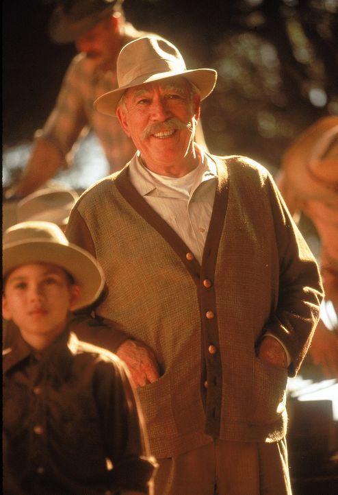 Don Pedro Aragón (Anthony Quinn, r.) ist total besessen von Pralinen. Umso mehr freut er sich, als ihm seine Enkelin einen Schokoladenvertreter als... - Bildquelle: 20th Century Fox