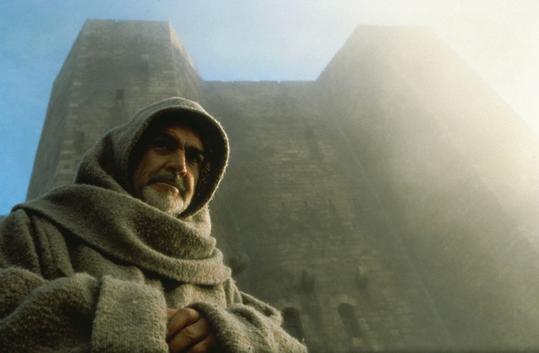 Der Franziskanermönch William von Baskerville (Sean Connery) trifft in einer an den Hängen des Apennin gelegenen Benediktinerabtei ein, wo er das... - Bildquelle: Constantin Film