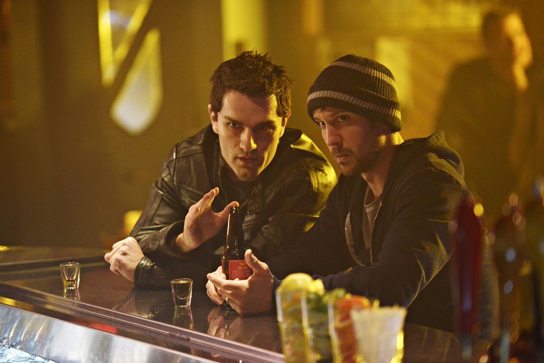 Haben Probleme, die Kontrolle zu behalten: Aidan (Sam Witwer, l.) und Josh (Sam Huntington, r.) ... - Bildquelle: Philippe Bosse 2014 B.H. 4 Productions (Muse) Inc. ALL RIGHTS RESERVED.