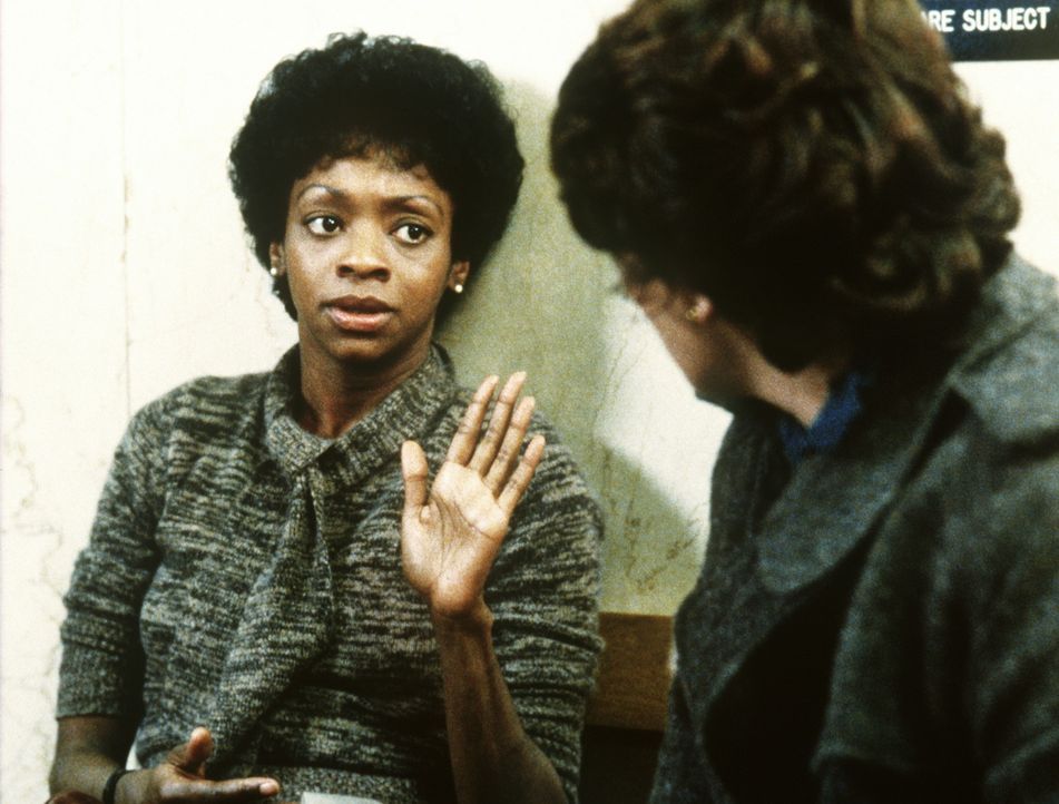 Auch Lacey (Tyne Daly, r.) kann Elizabeth (Jonelle Allen, l.) nicht überzeugen, noch einmal in Berufung zu gehen, um die vier Männer, die sie verg... - Bildquelle: ORION PICTURES CORPORATION. ALL RIGHTS RESERVED.