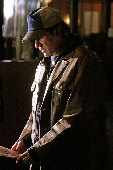 Jack Malone (Anthony LaPaglia) macht eine äußerst interessante Entdeckung ... - Bildquelle: Warner Bros. Entertainment Inc.