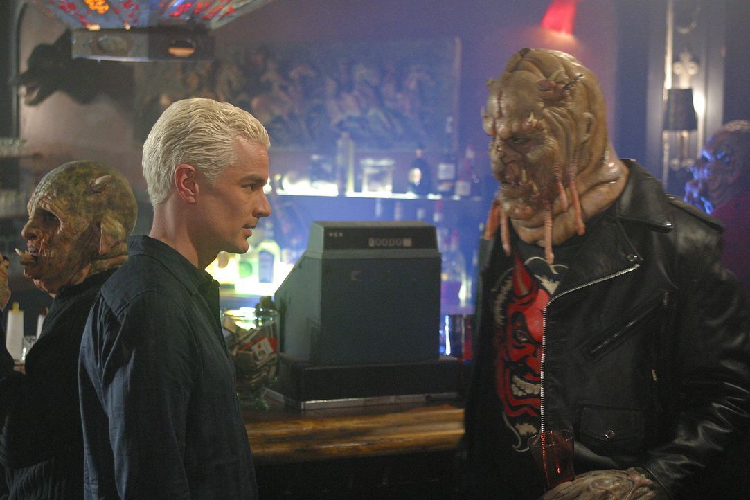 In einer Bar versucht Spike (James Marsters, l.), von einem Dämonen zu erfahren, wo die bisher unentdeckte potentielle Jägerin in Sunnydale ist. - Bildquelle: TM +   Twentieth Century Fox Film Corporation. All Rights Reserved.