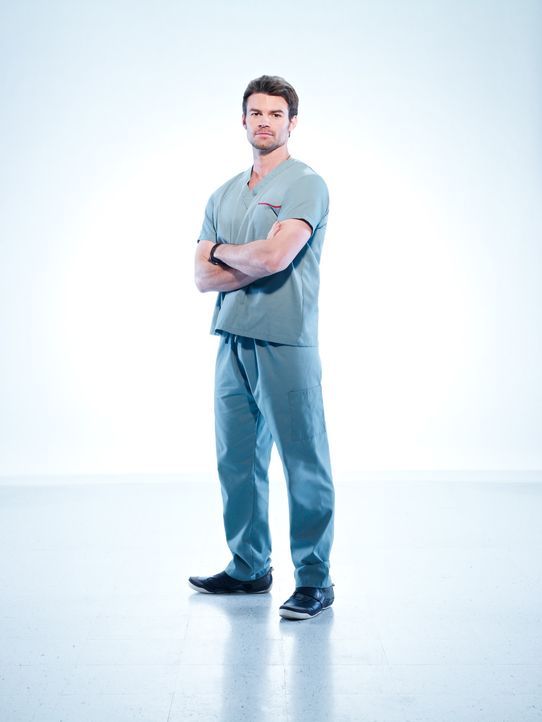 (1. Staffel) - Dr. Joel Goran (Daniel Gillies) wird zum Leiter der Chirurgie gemacht. - Bildquelle: 2012  Hope Zee One Inc.