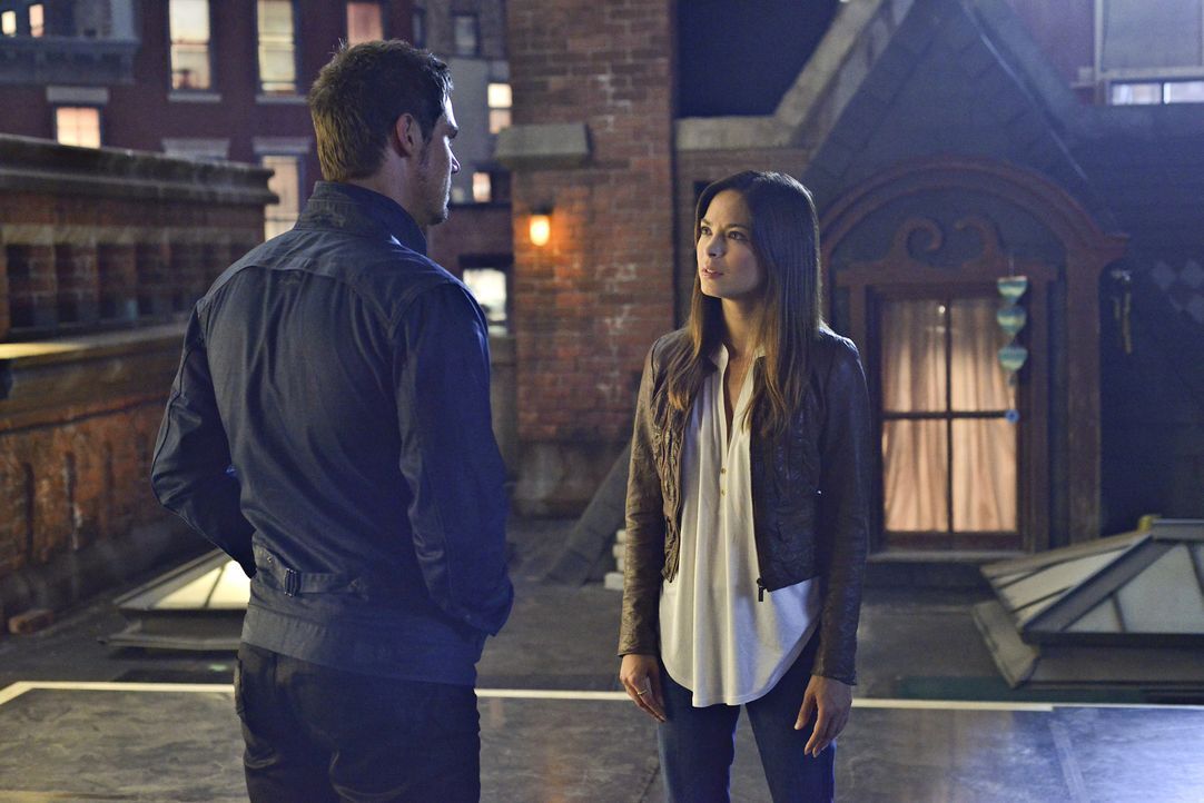 Catherine (Kristin Kreuk, r.) sucht nach Vincent. Es gelingt ihr, Vince (Jay Ryan, l.) anzulocken, doch er traut ihr nicht und entführt sie auf sein... - Bildquelle: 2013 The CW Network, LLC. All rights reserved.