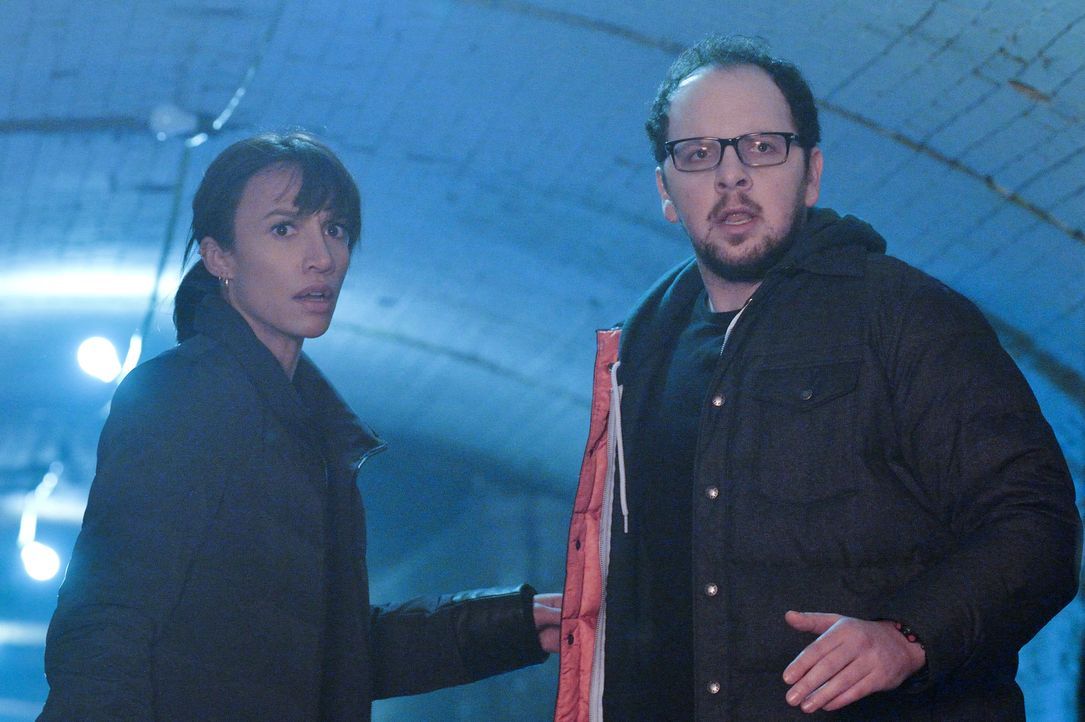 Es wird eng bei Tess (Nina Lisandrello, l.) und J.T. (Austin Basis, r.): Liam hat deren Spur aufgenommen - jetzt heißt es flüchten ... - Bildquelle: Ben Mark Holzberg 2015 The CW Network, LLC. All rights reserved.