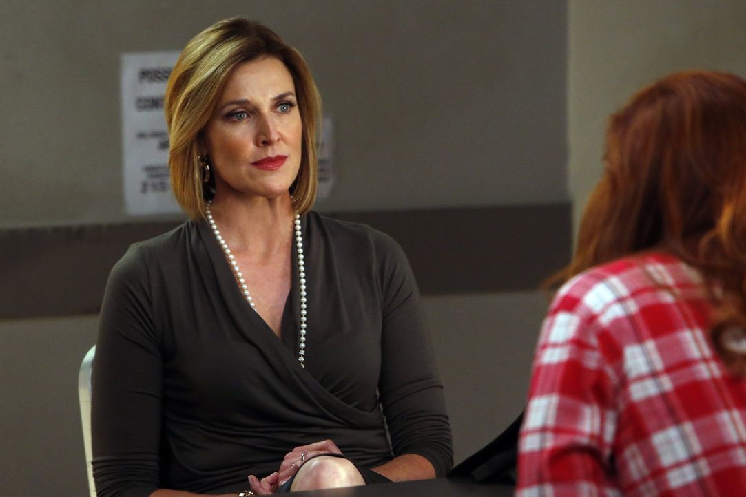Hat Margot Preston (Brenda Strong, l.) etwas mit dem Mord an einer jungen Frau zu tun? Laura (Debra Messing, r.) und ihre Kollegen versuchen dies he... - Bildquelle: Warner Bros. Entertainment, Inc.