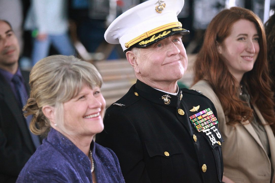 Sind stolz auf ihre Tochter: Barbara (Judith Ivey, l.) und Colonel Robbins (Denis Arndt, M.) ... - Bildquelle: ABC Studios