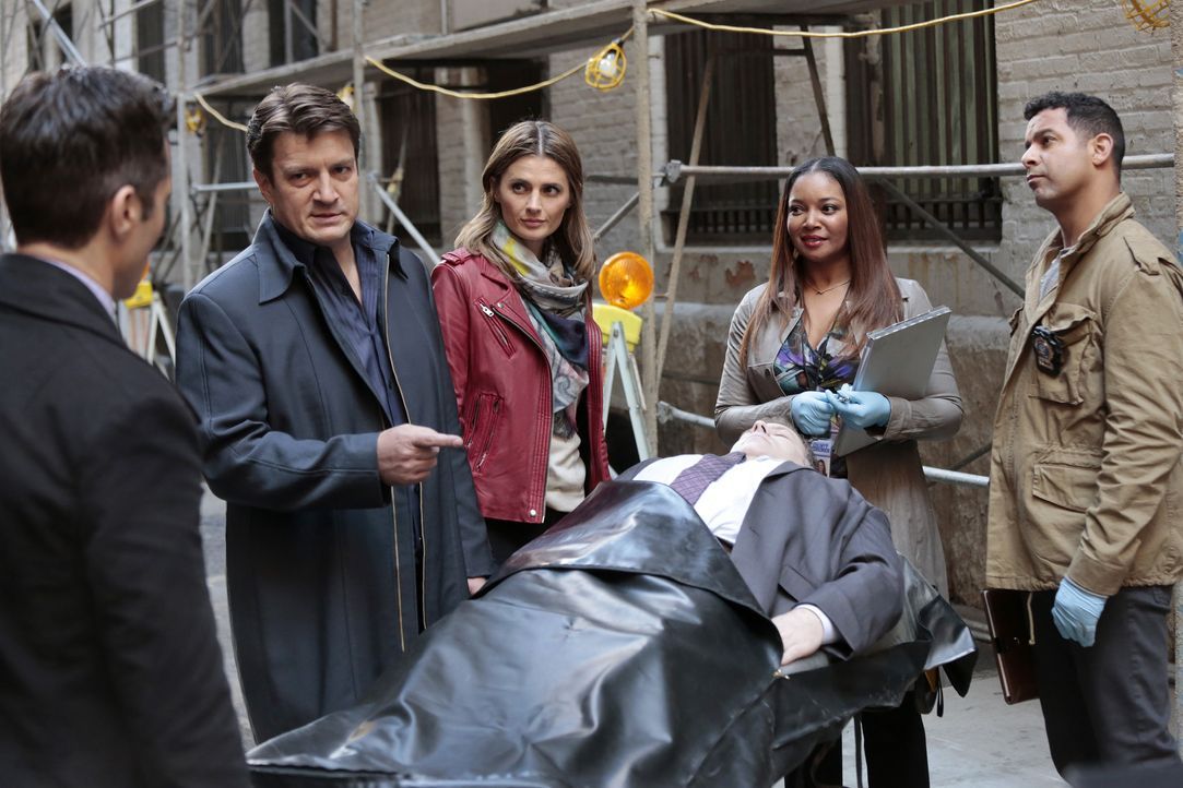Eigentlich sollten sie sich auf den Mordfall konzentrieren, doch Castle (Nathan Fillion, 2.v.l.) und Kate (Stana Katic, 3.v.l.) veralbern Esposito (... - Bildquelle: Richard Cartwright ABC Studios / Richard Cartwright
