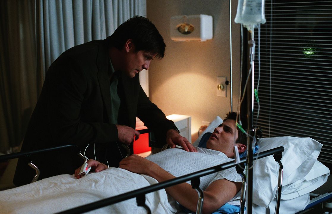 Dan (Paul Johansson, l.) macht sich große Sorgen um Nathan (James Lafferty, r.), der auf dem Spielfeld zusammen gebrochen ist ... - Bildquelle: Warner Bros. Pictures