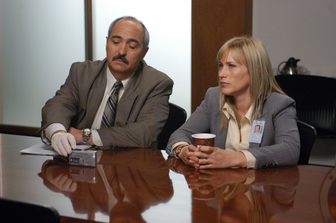 Bereiten sich auf das Verhör eines Verdächtigen vor: Allison (Patricia Arquette, r.) und Devalos (Miguel Sandoval, l.) - Bildquelle: Paramount Network Television