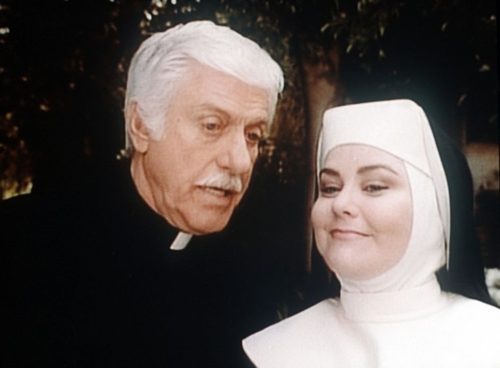 Sloan (Dick Van Dyke, l.) bekommt von Schwester Michael (Delta Burke) Verhaltensmaßregeln erklärt. - Bildquelle: Viacom