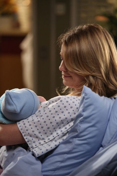 Bringt in einer stürmischen Nacht ihr Kind zur Welt: Meredith (Ellen Pompeo) ... - Bildquelle: ABC Studios