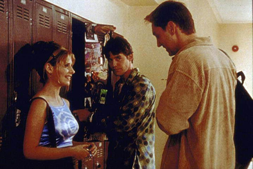 Buffy (Sarah Michelle Gellar, l.) hat sich, sehr zum Leidwesen von Xander (Nicholas Brendon, M.), in ihren Mitschüler Owen (Christopher Wiehl, r.) v... - Bildquelle: TM +   2000 Twentieth Century Fox Film Corporation. All Rights Reserved.