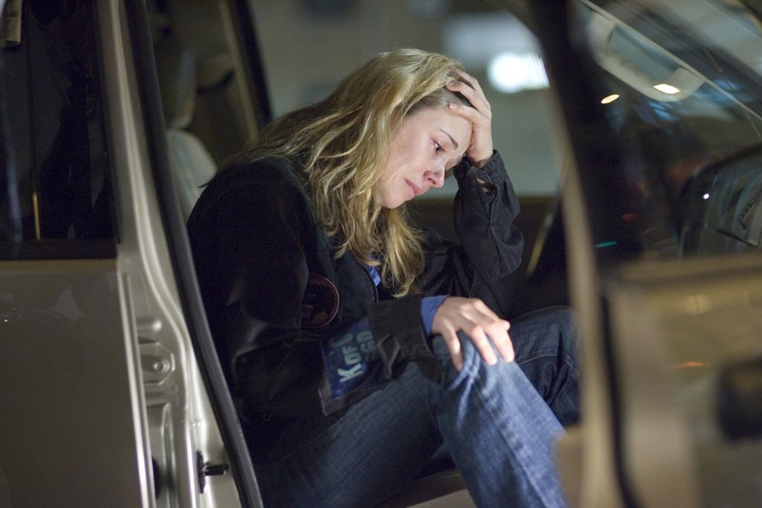Nach über 24 Stunden ohne eine Spur von ihrem Sohn dreht Sam (Linda Cardellini) fast durch und baut völlig übermüdet einen Unfall ... - Bildquelle: Warner Bros. Television