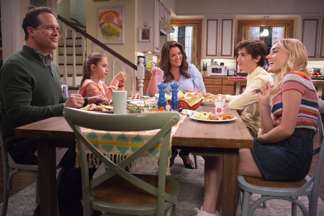 (v.l.n.r.) Greg (Diedrich Bader); Anna-Kat (Julia Butters); Katie (Katy Mixon); Oliver (Daniel DiMaggio); Taylor (Meg Donnelly) - Bildquelle: Michael Ansell 2018 American Broadcasting Companies, Inc. All rights reserved. / Michael Ansell