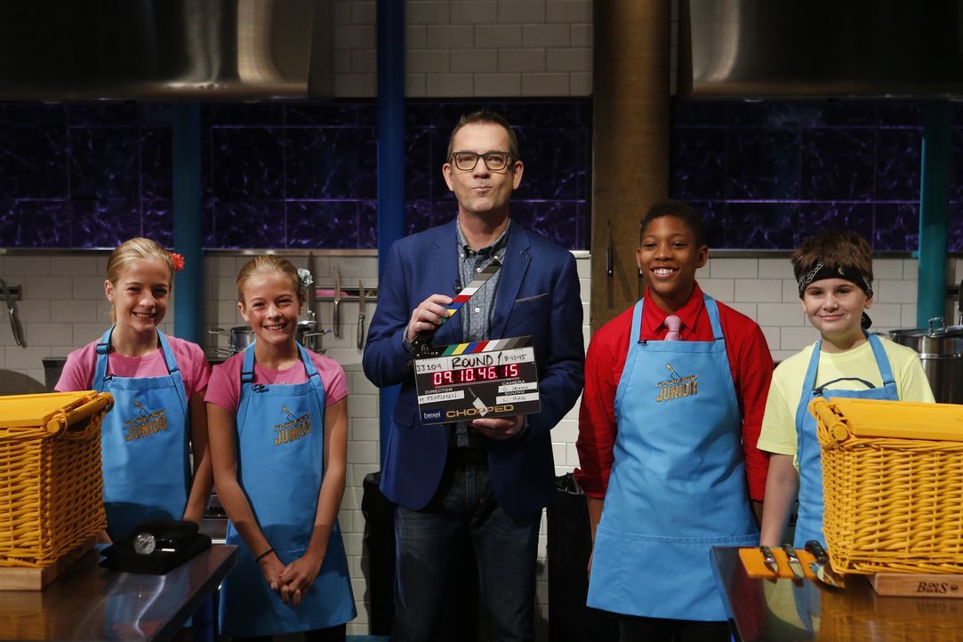 Ted Allen (M.) lässt vier Juniorköche in seiner Chopped-Küche gegeneinander antreten. Wer gewinnt den Titel samt 10.000 Dollar? Emily Allen (l.), Ly... - Bildquelle: Jason DeCrow 2015, Television Food Network, G.P. All Rights Reserved