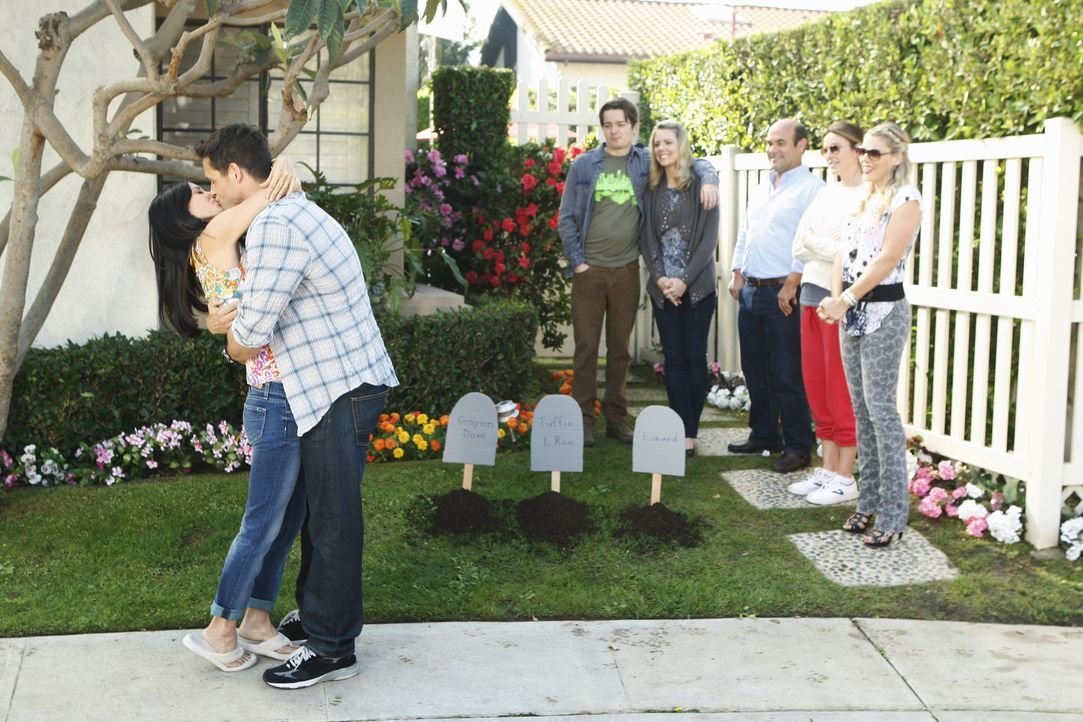 Grayson (Josh Hopkins, 2.v.l.) beschließt, im Garten einen Tierfriedhof für Jules (Coureteny Cox, l.) anzulegen - und gesteht ihr bei dieser Geleg... - Bildquelle: 2010 ABC INC.