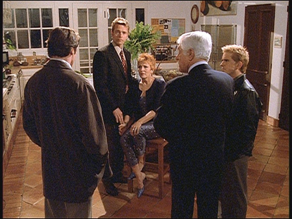 Madison (Joanna Cassidy, M.) wird von einem Unbekannten bedroht. Ihr Freund Brett (John Schneider, 2.v.l.), Steve (Barry Van Dyke, l.), Mark (Dick V... - Bildquelle: Viacom