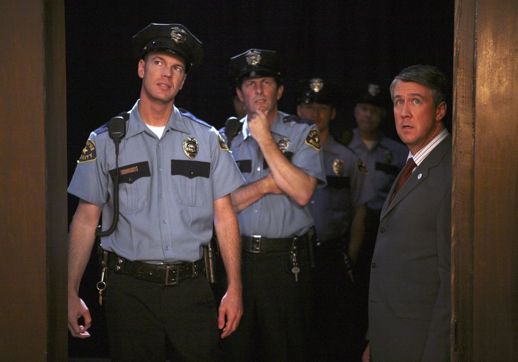 Dekan Bowman (Alan Ruck, r.) taucht mit der Polizei auf, um die Party zu beenden. Ein Schock für die Studenten ... - Bildquelle: ABC Family