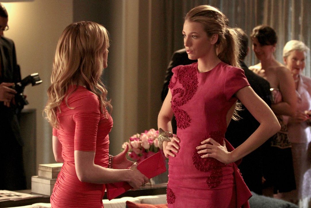 Im Auftrag von Serena (Blake Lively, r.) soll Charlie (Kaylee DeFer, l.) herausfinden, warum Blair und Dan so viel Zeit miteinander verbringen ... - Bildquelle: Warner Bros. Television