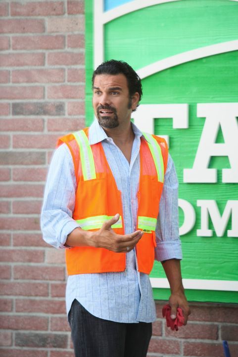 Während Mike misstrauisch ist, weil Susan und Carlos (Ricardo Antonio Chavira) ungewöhnlich viel Zeit miteinander verbringen, hat Lynette ein ungute... - Bildquelle: ABC Studios