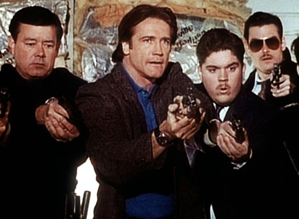 Jack Stewart hat falschen Alarm ausgelöst. Daraufhin erscheint Steve Sloan (Barry Van Dyke, 2.v.l.) mit seinen Jungs. - Bildquelle: Viacom