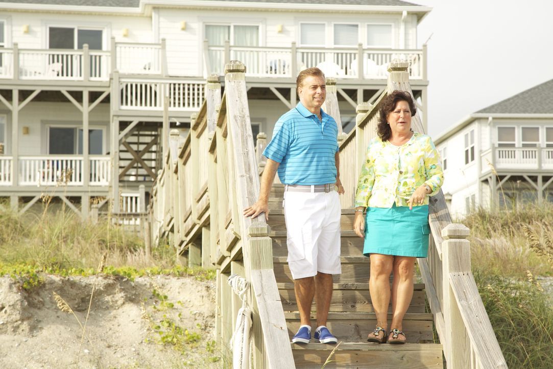 Finden John (l.) und Laura (r.) ein passendes Strandhaus, das sie sich auch leisten können? - Bildquelle: 2013,HGTV/Scripps Networks, LLC. All Rights Reserved