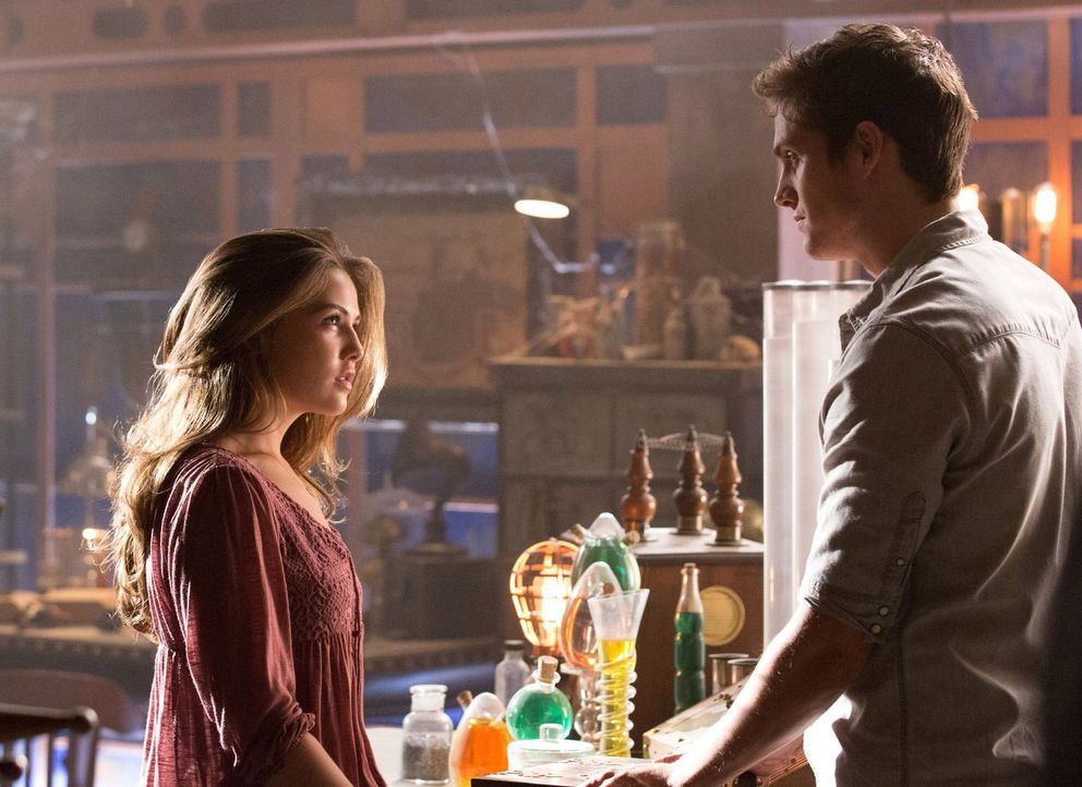 Kol (Daniel Sharman, r.) ist fasziniert von Davinas (Danielle Campell, l.) starkem Willen und zeigt ihr einen Ort aus seiner Vergangenheit ... - Bildquelle: Warner Bros. Television