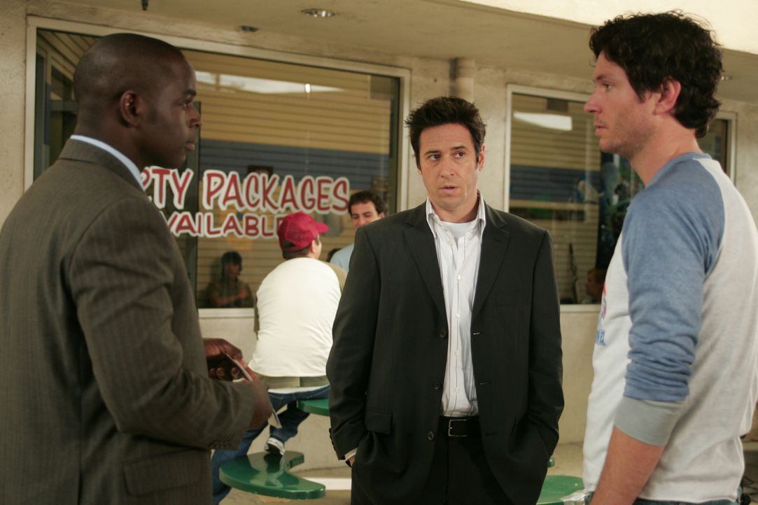 Bei ihren Ermittlungen stoßen Don (Rob Morrow, M.) und David (Alimi Ballard, l.) auf Malcolm (Will Beinbrink, r.). Hat er mit dem Mord was zu tun? - Bildquelle: Paramount Network Television