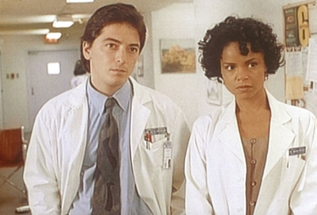 Jack (Scott Baio, l.) und Amanda (Victoria Rowell, r.) stehen skeptisch einem Patienten gegenüber. - Bildquelle: Viacom
