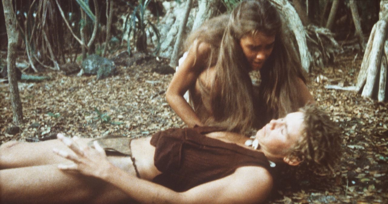 Voller Schrecken versucht Emmeline (Brooke Shields, hinten) den ohnmächtigen Richard (Christopher Atkins, vorne) zu wecken ... - Bildquelle: Columbia Pictures