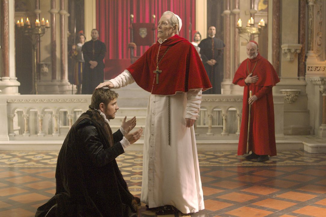 Nachdem Master William Brereton (James Gilbert, vorne l.) es nicht fertig brachte, Anne Boleyn zu töten, reist er nach Rom, um sich dort zur Ruhe zu... - Bildquelle: 2008 TM Productions Limited and PA Tudors II Inc. All Rights Reserved.