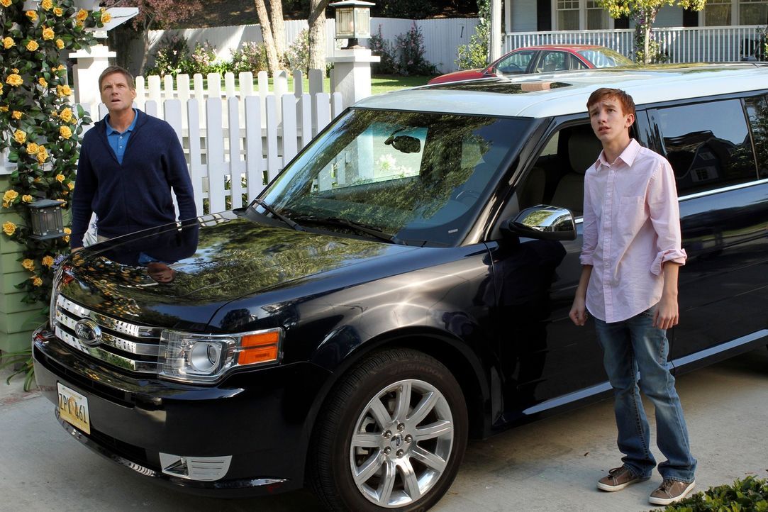Während Tom (Doug Savant, l.) mit Parker (Joshua Moore, r.) unterwegs ist, werden sie von Lynette um Hilfe gebeten. Doch als sie Zuhause ankommen, h... - Bildquelle: ABC Studios