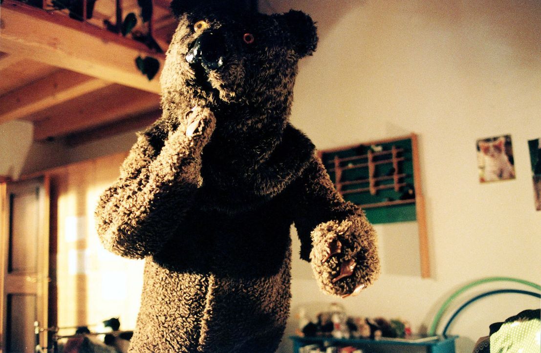 In Jennys Alpträumen taucht immer wieder ein Bär auf, der sich ihr nähert ... - Bildquelle: Sat.1