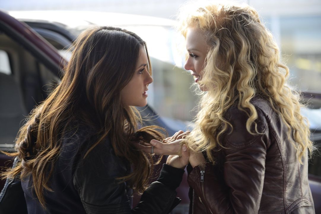 Was hat Liv (Penelope Mitchell, r.) mit Elena (Nina Dobrev, l.) vor? - Bildquelle: Warner Brothers