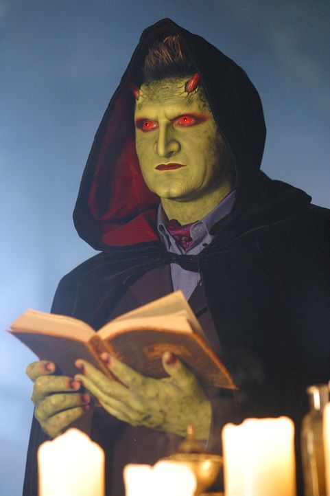 Ein Ritual soll Lorne (Andy Hallett) seine seherischen Fähigkeiten wieder zurückbringen ... - Bildquelle: The WB Television Network