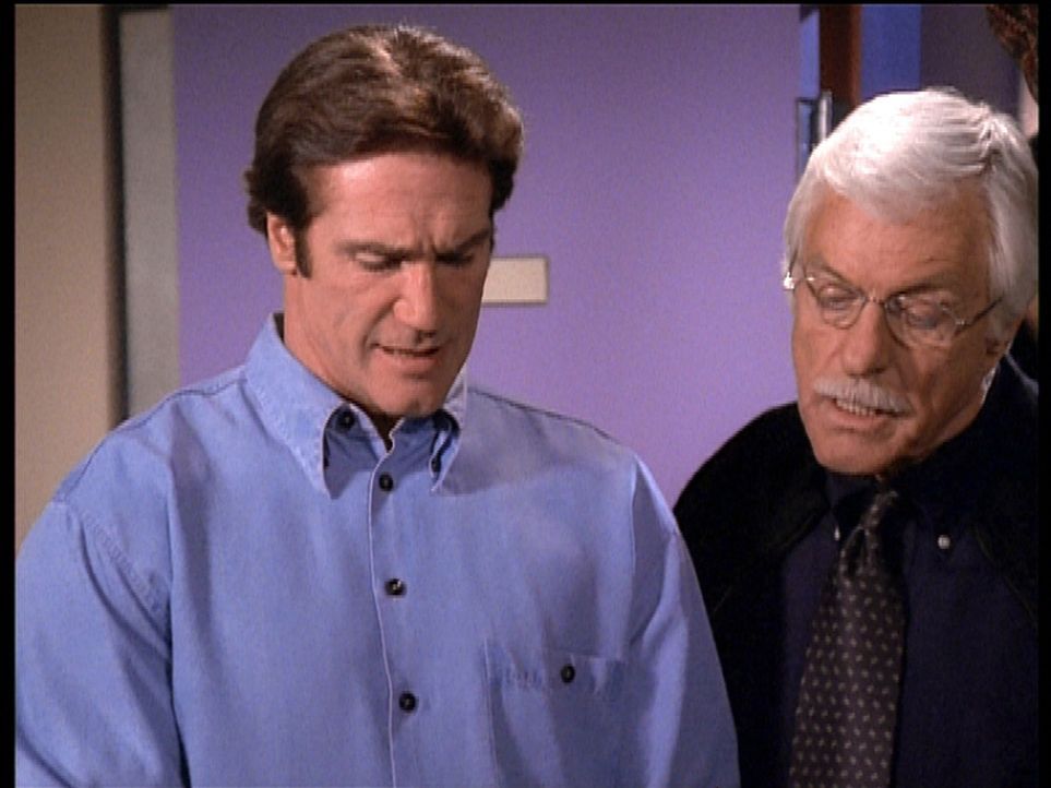 Steve (Barry Van Dyke, l.) und sein Vater Mark (Dick Van Dyke, r.) diskutieren darüber, ob das gefundene Indiz tatsächlich ein Hinweis auf den Mö... - Bildquelle: Viacom