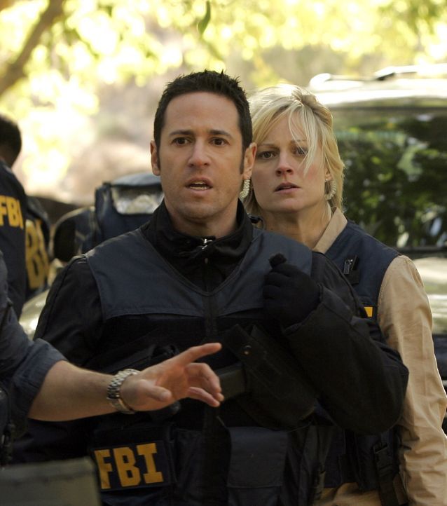 Don (Rob Morrow, l.) und Rachel (Teri Polo, r.) wollen die Anhänger von Abner Stone retten ... - Bildquelle: Paramount Network Television
