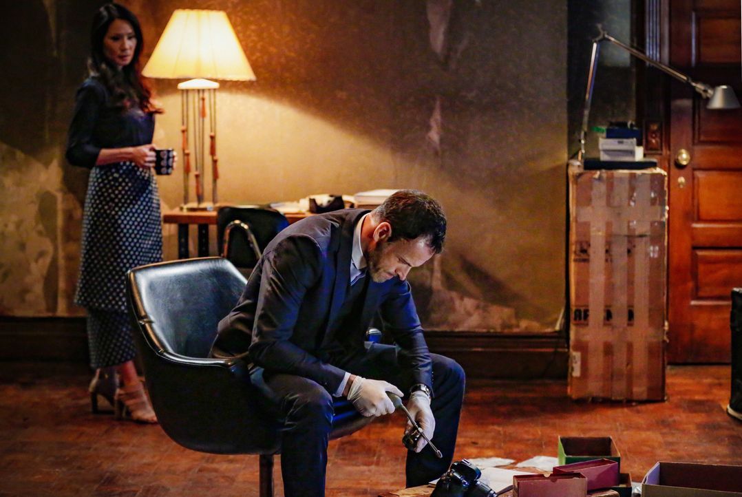 Während Sherlock (Jonny Lee Miller, r.) den perfekten Raubüberfall plant, stößt Joan (Lucy Liu, l.) auf ein schockierendes Geheimnis von ihrem Kolle... - Bildquelle: © 2015 CBS Broadcasting Inc. All Rights Reserved.