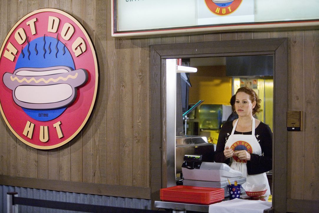 Hat einen Job in einem Hot Dog Laden bekommen: Anne Juergens (Molly Ringwald) - Bildquelle: 2008 DISNEY ENTERPRISES, INC. All rights reserved. NO ARCHIVING. NO RESALE.
