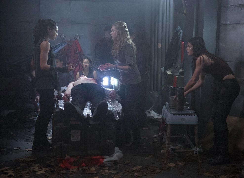 Können Raven (Lindsey Morgan, l.), Clarke (Eliza Taylor, 3.v.r.) und Octavia (Marie Avgeropoulos, r.) Finn noch retten, nachdem ihnen bewusst wird,... - Bildquelle: Warner Brothers
