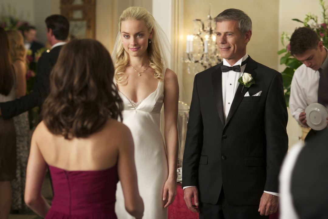 Inzwischen kann sich Catherine (Kristin Kreuk, l.) für ihren Vater (Rob Stewart, M.) und ihre zukünftige Stiefmutter Brooke (Rachel Skarsten, M.) fr... - Bildquelle: 2012 The CW Network, LLC. All rights reserved.