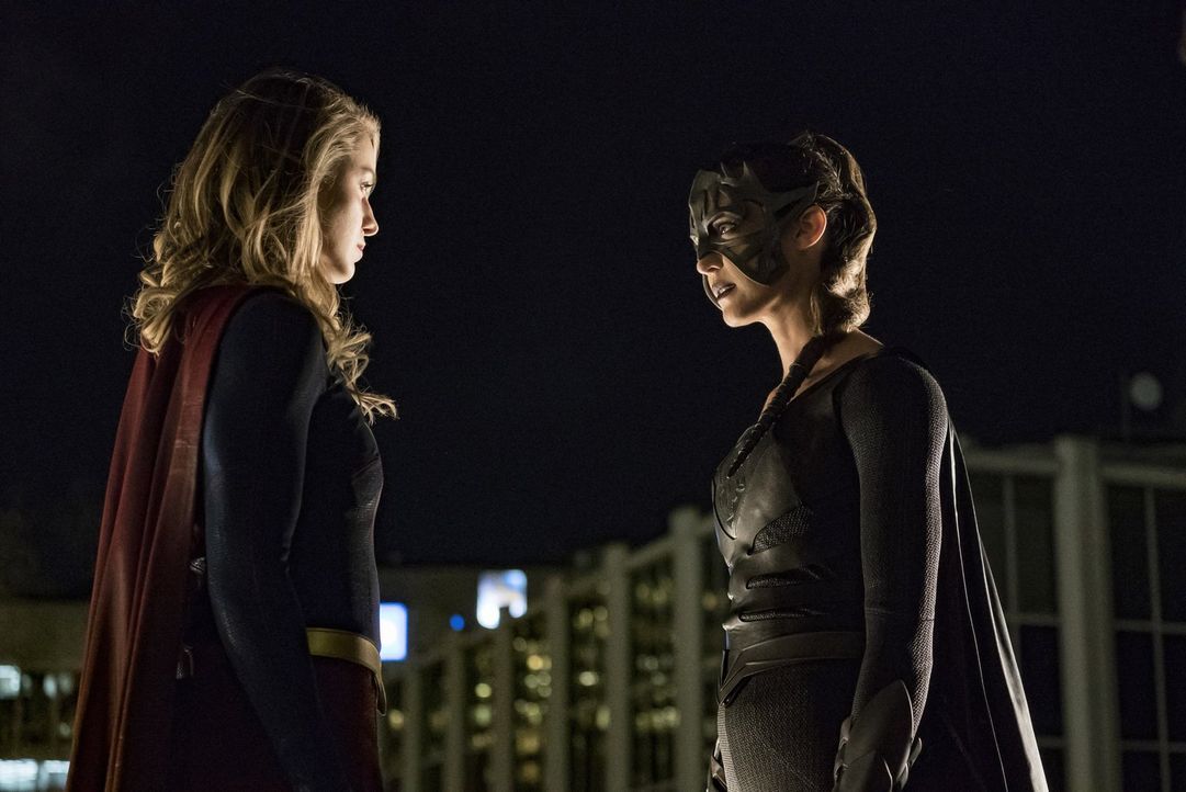 Kara alias Supergirl (Melissa Benoist, l.) muss sich plötzlich einer neuen Feindin mit dem Namen "Reign" entgegenstellen, nicht ahnend, dass unter d... - Bildquelle: 2017 Warner Bros.