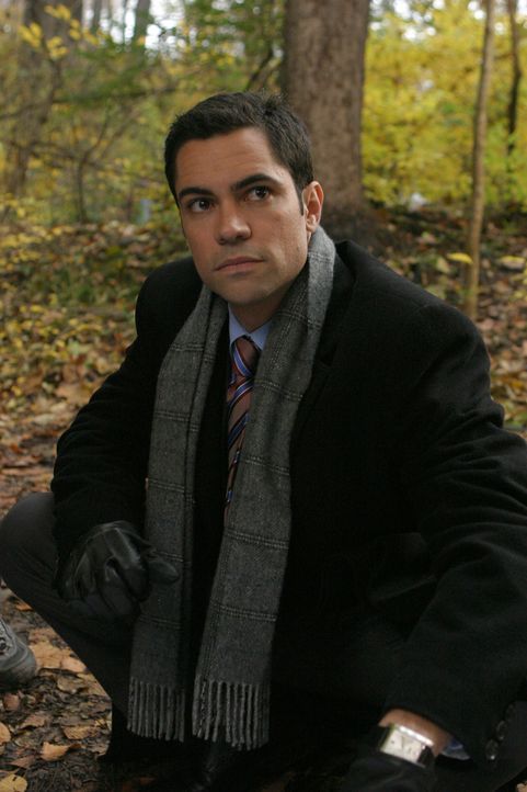 Beim genaueren Betrachten der Ermordeten macht Det. Scott Valens (Danny Pino) eine interessante Entdeckung ... - Bildquelle: Warner Bros. Television