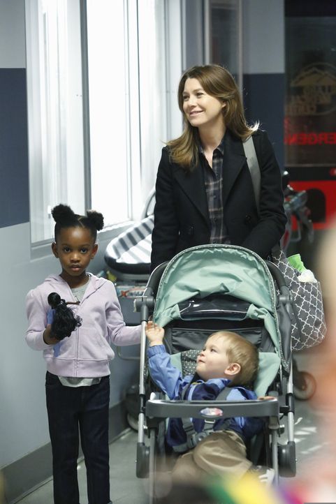 Noch ahnt Meredith (Ellen Pompeo, stehend r.) nicht, das sich ihr Leben völlig verändern wird ... - Bildquelle: ABC Studios