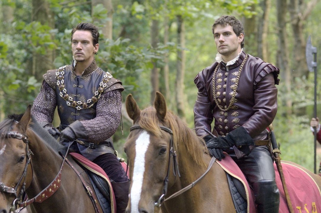 Bei einem Ausritt mit Charles Brandon (Henry Cavill, r.) trifft  König Henry VIII. (Jonathan Rhys Meyers, r.) auf Beth, eine Bürgerliche, mit der er... - Bildquelle: 2008 TM Productions Limited and PA Tudors II Inc. All Rights Reserved.